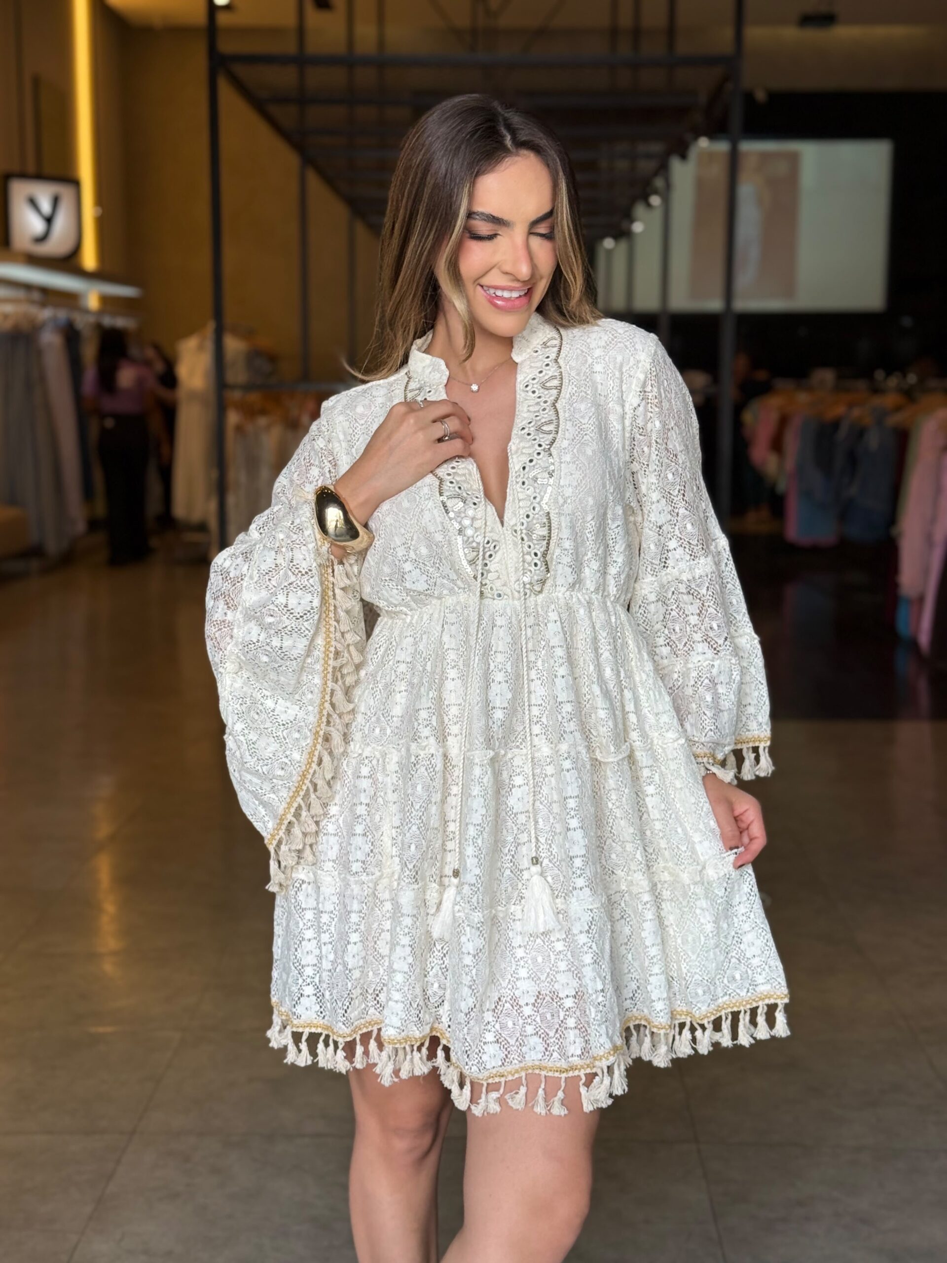Vestido Curto Boho em Renda com Mangas Flare - Off White