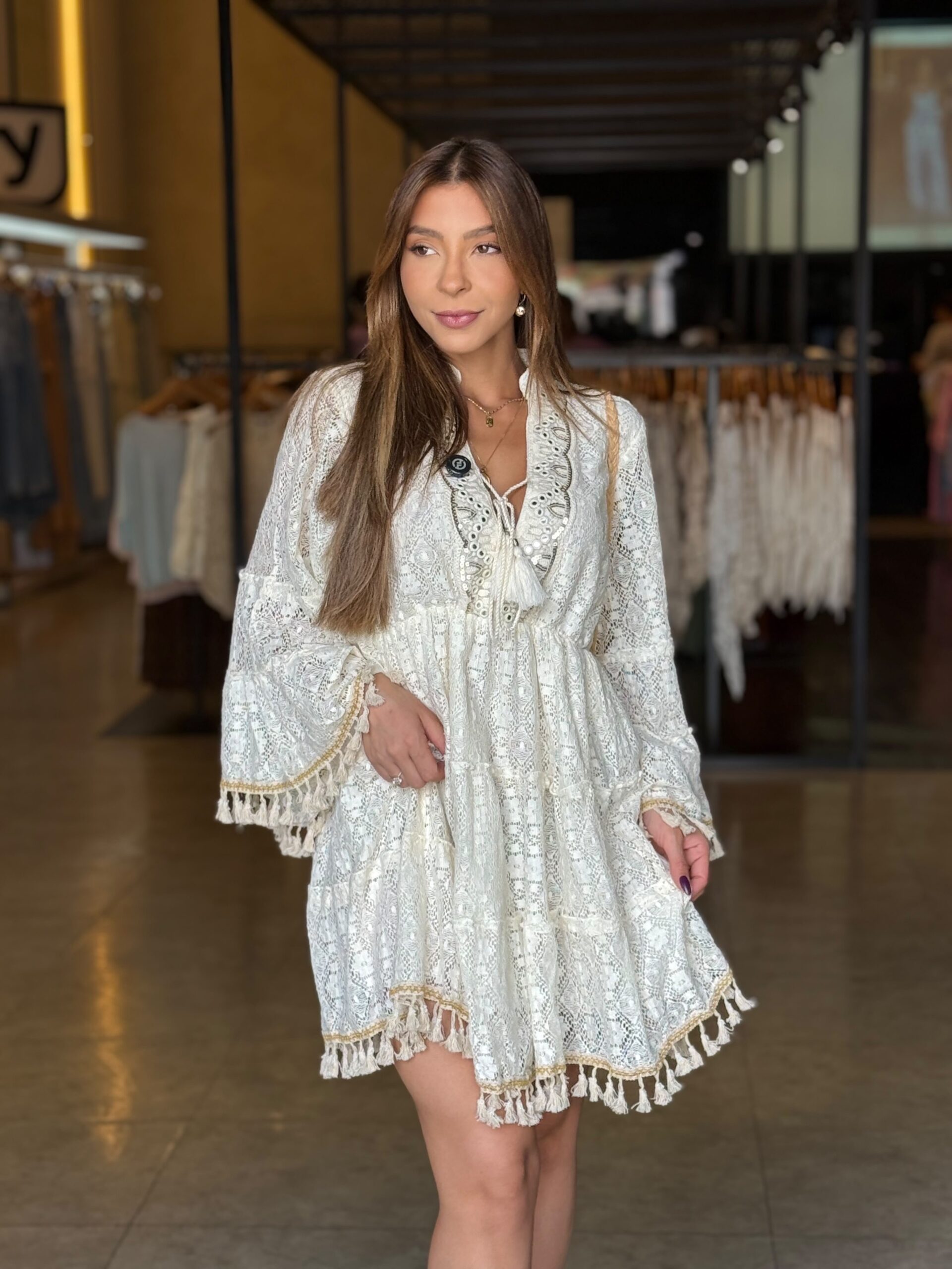 Vestido Curto Boho em Renda com Mangas Flare - Off White