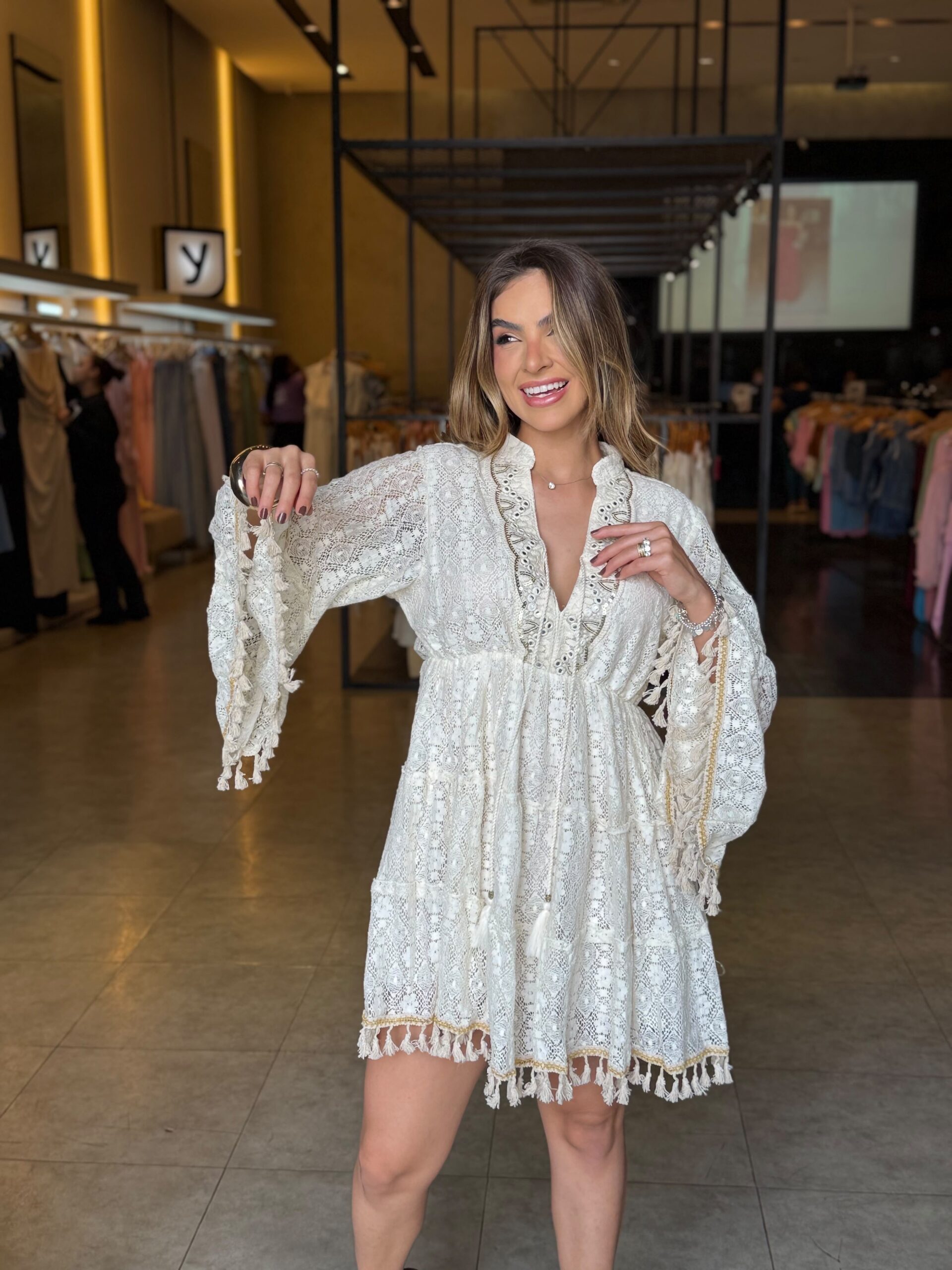 Vestido Curto Boho em Renda com Mangas Flare - Off White