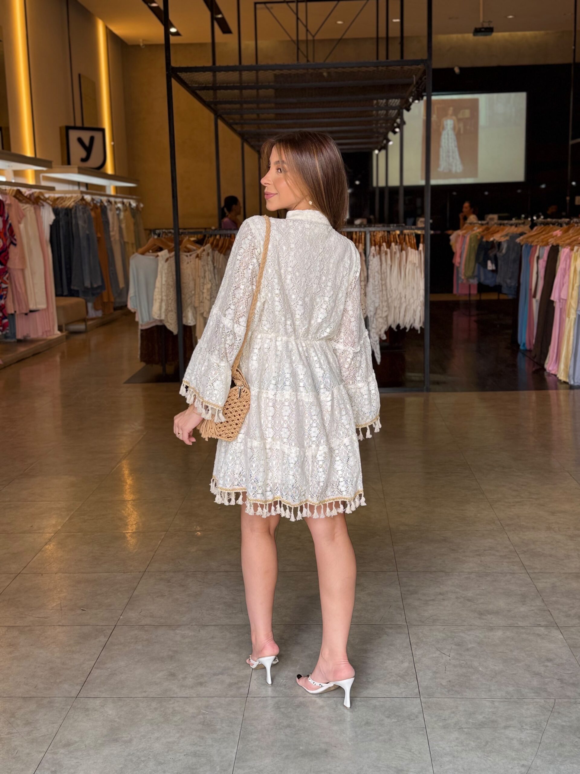 Vestido Curto Boho em Renda com Mangas Flare - Off White